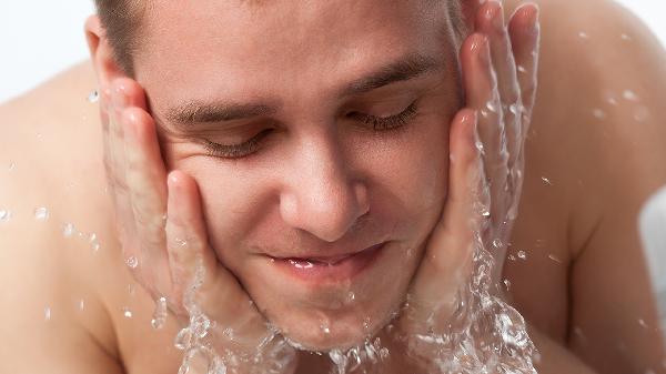 Can You Wash Your Face with Vinegar After Light Makeup?