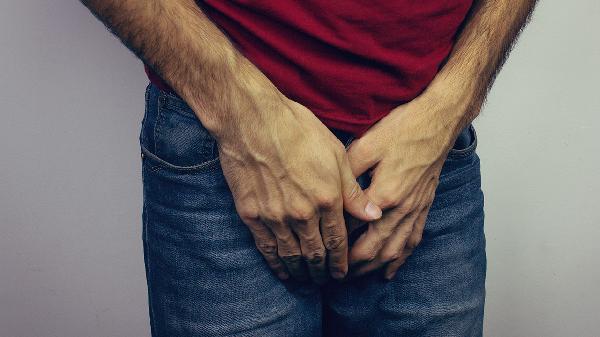 The causes of dampness in the male scrotum