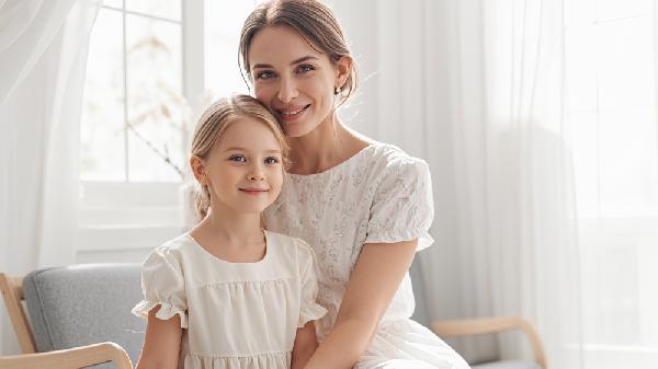 Incorrect Baby Holding Posture May Harm Infant Health