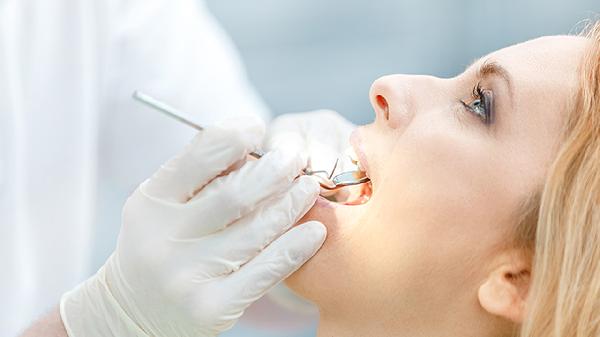 Top Tips for a Brighter Smile: Whiten Your Teeth Naturally