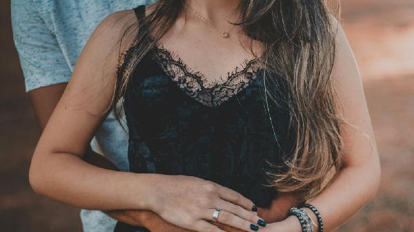 Are You Trapped in Fake Intimacy? A Therapist’s Warning for Americans